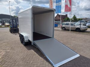 Henra gesloten aanhangwagens