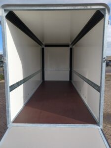 Henra gesloten aanhangwagens